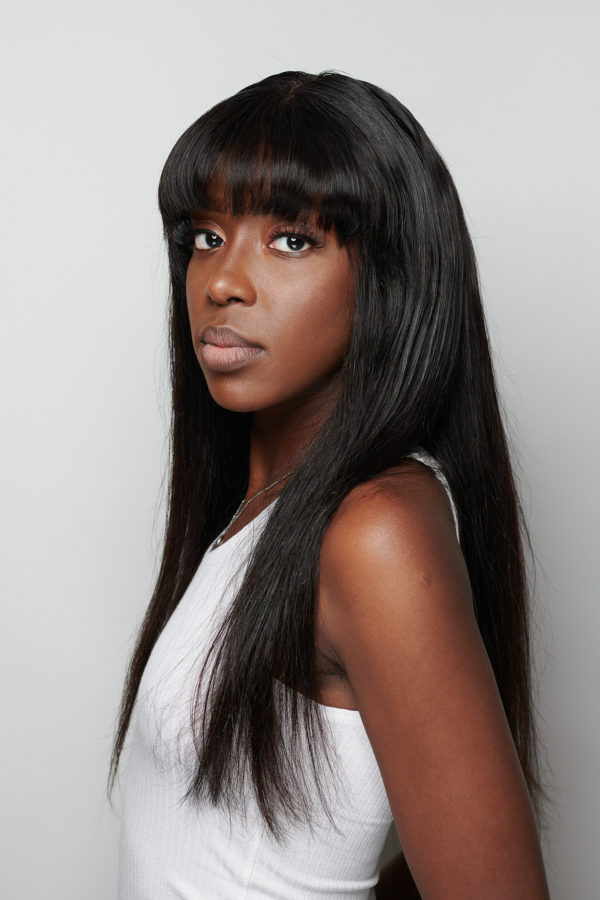 femme afro avec perruque lisse et frange