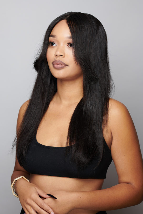 femme afro porte une perruque Lace Wig avec une frange rideau